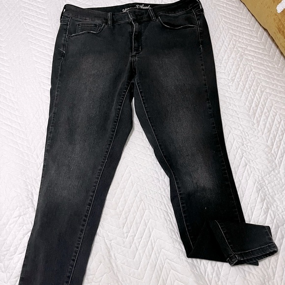 Universal Thread Denim - Black faded jeans, mid rise skinny, stretch, five pockets, size 8